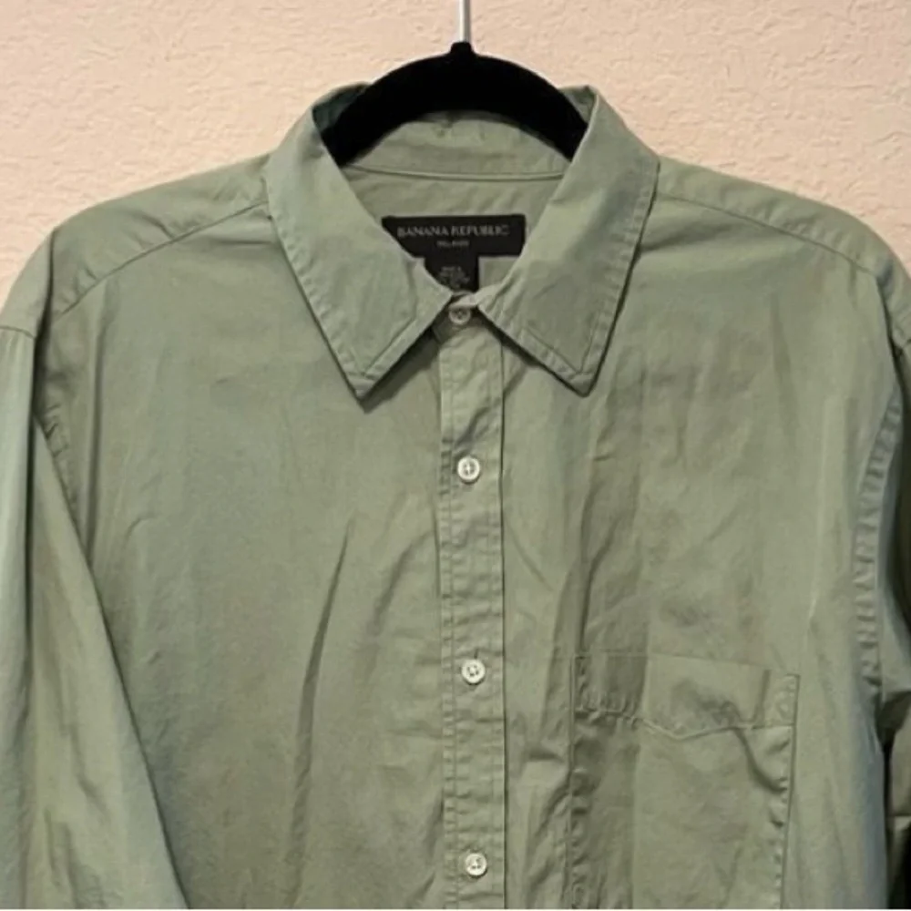 *30off3*NWOT. Banana Republic Button Down Dress Shirt. Relaxed Fit. Size Medium.